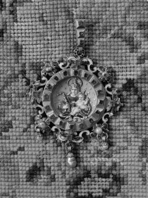 Medaillonvorderseite mit der gekrönten Maria mit Kind