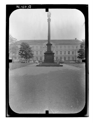 Denkmal für die Befreiungskriege von 1813 bis 1815 : Denkmal für die Befreiungskriege von 1813 bis 1815. Eisenguß; Höhe 13 m (1863-1865; A. Wolff nach Entwurd von H. Willebrand). Güstrow, Franz-Parr-Platz (Blick gegen das Gerichtsgebäude)