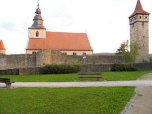Ansicht von Norden mit Kirche (Frühbarocker Neuabu 17 Jh) über Kirchhof- und Zwingermauer (Wehrgang mit Schießscharten jeweils abgetragen) in Übersicht