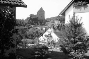 Landeck: Durch Garten der Wohnsiedlung auf Burgruine