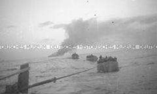 Selbstversenkung des Hochseepassagierdampfers "Columbus" am 19. Dezember 1939, drei vollbesetzte Rettungsboote entfernen sich von dem brennenden Dampfer