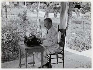 Upton Sinclair auf der Terrasse seines Hauses in Hollywood. Upton Sinclair