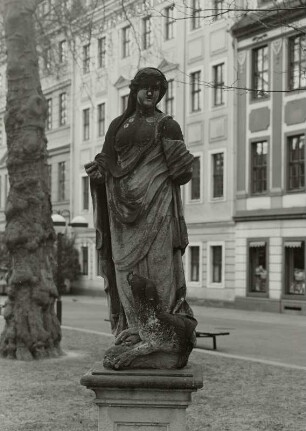 Stehende weibliche Figur mit Hund