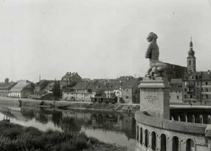Kitzingen, Altstadt : Kitzingen. Altstadt mit Turm der Pfarrkirche St. Johannes. Blick vom Denkmal mi Gefesseltem auf der Mainbrücke