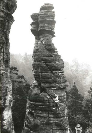 Sächsische Schweiz, Bielatal. Schraubenkopf. Seilschaft Karl Ullrich am Westweg (Wendeltreppe, VIIb)