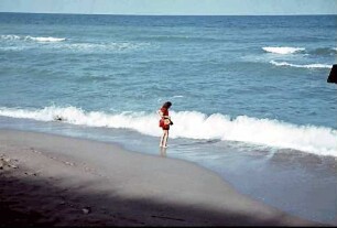 Eforie: Schwarzmeer Strand, Margarete Klein steht in Brandung