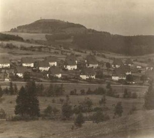 Geising. Moderne Siedlung an der Staatsstraße Geising-Zinnwald mit dem Geisingberg