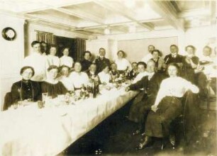 Gruppenbildnis im Speisesalon an Bord eines Hochseepassagierdampfers ("Victoria Luise"?)