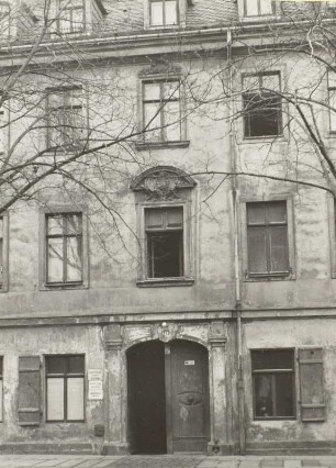 Dresden-Neustadt, Königstraße 12. Wohnhaus, Teilansicht mit Portalachse
