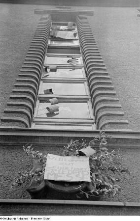 Sichtwerbung für die Leipziger Herbstmesse 1951 an einem Leipziger Haus