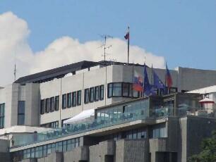 Bratislava - Parlamentsgebäude : Das Parlamentsgebäude, aufgenommen in Bratislava am 14. Juni 2011