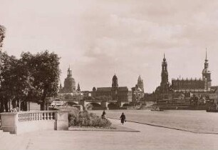 Dresden, Blick vom Neustädter Elbufer, vom Pavillon am Japanischen Palais nach Südosten auf die Altstadt mit Frauenkirche, Augustusbrücke, Ständehaus und Hofkirche