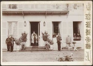 Großherzog Friedrich I. in Hauseingang stehend.