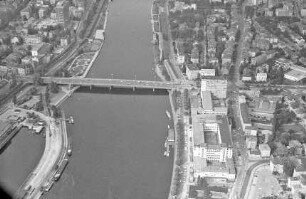 Frankfurt: Friedensbrücke über den Main, nach Osten