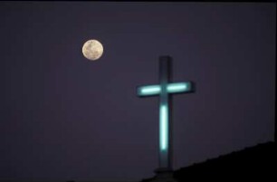 Kap Verde. Mond und Kreuz, der Friedhof auf der Feuerinsel Fogo bei Nacht