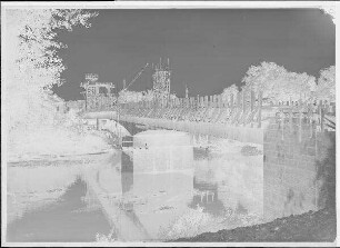 Staustufe Schweinfurt. Straßenbrücke. Fertig betonierter Brückenteil über den Saumain mit eingeschaltem Gesimsbalken. Schweinfurter Pegel = 67 cm.