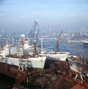 Hamburg. Hafen. Blick über die Norderelbe in Richtung Landungsbrücken