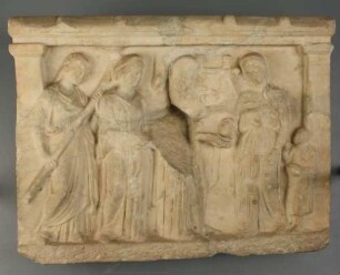 Weihrelief an Apollon, Artemis, Leto und Kurotrophos