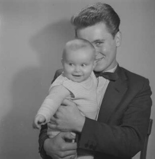 Porträt von Vater mit Baby