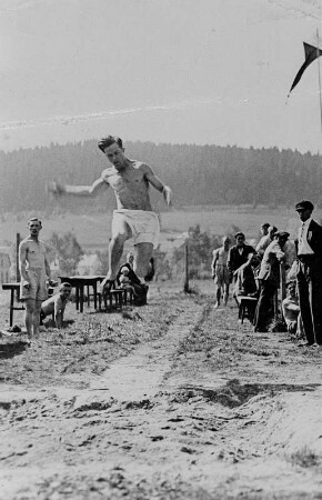 Arbeitersportler beim Weitsprung : Arbeitersportler beim Weitsprung