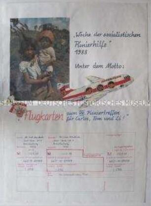 Handgeschriebene Wandzeitung mit aufgeklebten Fotos zur Überreichung einer Solidaritätsspende einer Schule zur Finanzierung der Flugkarten für ausländische Gäste des VIII. Pioniertreffens