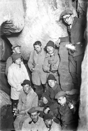 Gruppenbildnis, aufgenommen in einer Höhle oder einem Stollengang