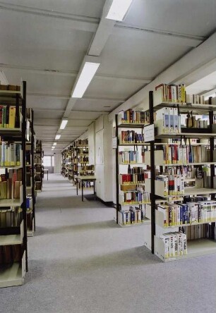 Sächsische Landesbibliothek - Staats- und Universitätsbibliothek Dresden. Zweigbibliothek Wirtschaftswissenschaften. Baracke 19/20. Gang der Baracke 20