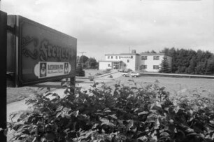 Gästehaus Freyer: Bolande: hinten rechts Hotelgebäude: davor Parkplatz mit Pkws: vorn links Hinweisschild