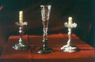 Glas-Empfangsbecher von August II. und zwei Leuchter : Glas-Empfangsbecher von August II. und zwei Leuchter. Glas, Metall (vor 1962; Glasfuß und Leuchter von J. Eckert)