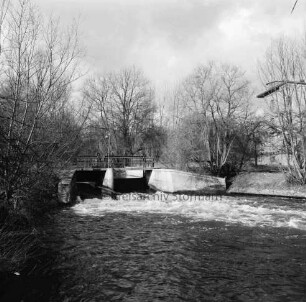 Trave: "Schleusenkuhle": Wehr: rechts Gewerbegebäude der Weizenmühle Johannes Ströh ("Gloria-Mühle")