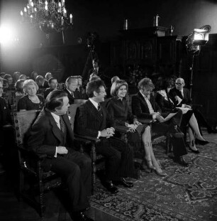 Herrenhaus [Schloss Tremsbüttel]: Verleihung des "Goldenen Bildschirms": Innenansicht: Festsaal: vorn sitzend die Preisträger Reporter Helmut Rehbein, Showmaster Hans Rosenthal, Schauspielerin Liselotte Pulver, Showmaster Rudi Carrell, Marlene Linke, Showmaster Robert Lembcke