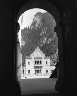 Schwangau-Hohenschwangau. Schloß Neuschwanstein (1869-1899; C. Jank, E. Riedel, G. v. Dollmann). Torbau