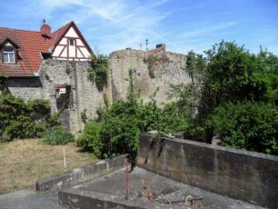 Stadtbefestigung - Ansicht im Südosten-Stadtmauer über Feldseite mit innenseitig aufgebauten Häusern und Fenstereinbrüchen-Wehrgang im 18 Jh abgetragen und Stadtgraben aufgefüllt