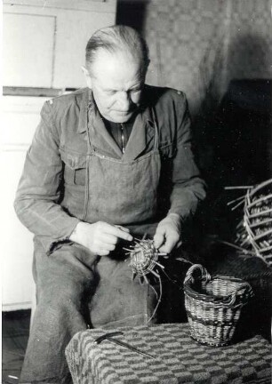 Korbflechterei in Klein Neida : Handwerkstechniken - Korb- und Besenmacherei. Ort: Wojerecy / Hoyerswerda. Matej Tillich, Klein Neida, beim Korbflechten
