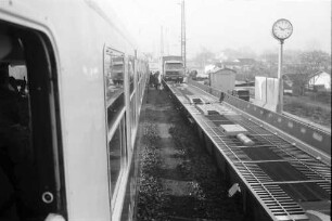 Freiburg: Güterbahnhof; Die rollende Landstraße; Lastwagen fahren auf; vom Zug aus