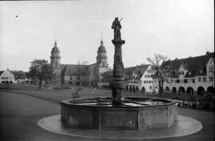 Freudenstadt: Brunnen am unteren Marktplatz, näher