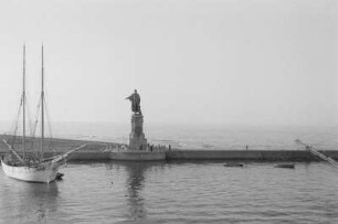 Statue im Hafen : Blick auf ein Denkmal für Ferdinand Marie Vicomte de Lesseps (1805-1894), Erbauer des Sueskanals.