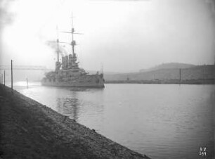 Kriegsschiff im Nord-Ostsee-Kanal