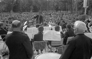 Konzert der Trachtenkapelle Oberachern auf der Schloßterrasse im Rahmen der Bundesgartenschau 1967.