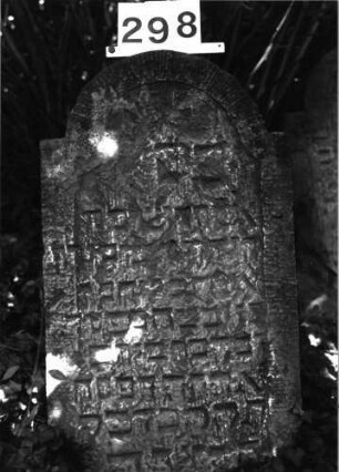 Grabstein 298 (Index: 99897631) Zustand: stark verwittert Maße HxBxT: 82x45x13 cm: Grabstein 298