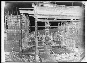 Staustufe Limbach. Blick von der U.W.-Seite in die Wehröffnung "L". Links linker Strompfeiler, rechts Krafthaustrennpfeiler.