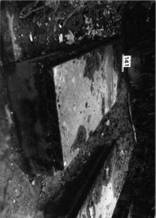 Grabstein 141 (Index: 100091455) Material: Granit Zustand: gut Maße HxBxT: 200x80x40 cm Beschreibung: Grabplatte auf erhöhter Grabeinfassung: Grabstein 141