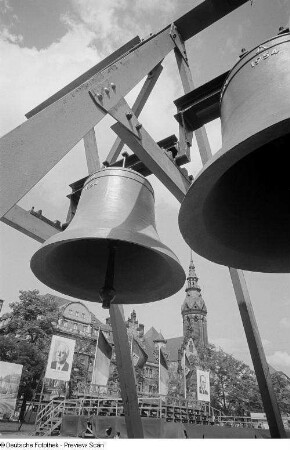 Leipzig. Zwei Glocken, im Hintergrund die Evangelisch-Reformierte Kirche zu Leipzig
