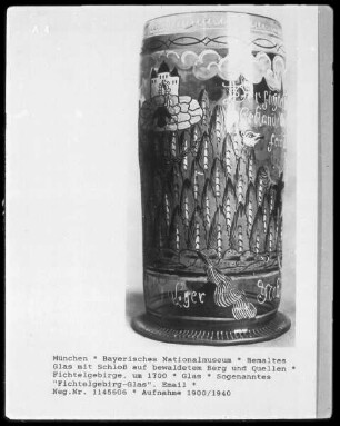 sog. Fichtelgebirg-Glas, bemaltes Glas mit Schloss auf bewaldetem Berg und Quellen