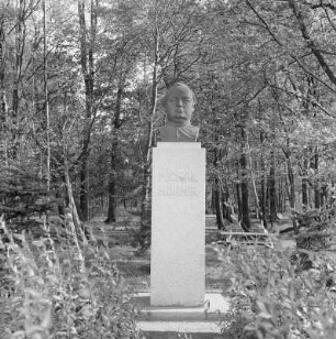 Denkmal für Michał Hórnik in Räckelwitz : Pomnik za Michała Hórnika we Worklecach : Räckelwitz / Worklecy