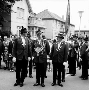 Schützenfest: Veranstalter Ahrensburger Schützengilde: Umzug: Große Straße, beim Stadthaus: Schützenkönig Willi Knuth und seine Ritter Karlheinz Hauschildt, Klaus Möller, 20. Juni 1965