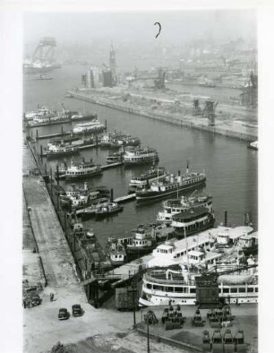 Hamburg. Grasbrookhafen. Im Vordergrund Anleger für Fähren. Im Hintergrund Turm des Kaispeichers A (1963 gesprenkt)