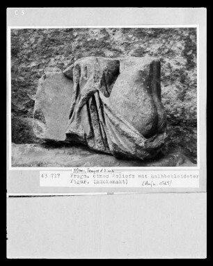 Fragment eines Reliefs mit halbbekleideter Figur