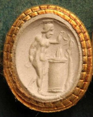 Eine Frau hält eine Schlange über einen brennenden Altar (Daktyliothek, Supplement)
