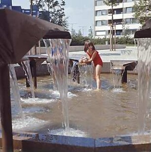 Hansjakob, Gottfried; München - Neuperlach Nord, Nord-Ost; Wohnanlage mit Ladenzentrum an der Quiddestraße - Innenhof Karl-Marx-Str., Brunnenanlage 'Wasser-Xylophon' (1970, Edmund Puchner) (Detail)